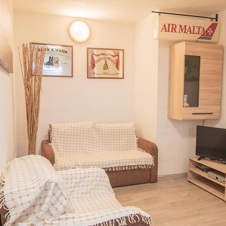 Central Villa Flatlet With Pool - Free Parking And Wifi Lija Экстерьер фото